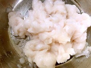 5、Q弹嫩滑的鱼丸做起来,打好的鱼泥加入少许的盐（不放也可以，因为还要二次加工成鱼丸汤，咖喱鱼丸，或者火锅）