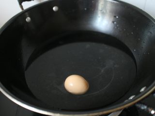 1、巧克力豆玛格丽特饼干,先将鸡蛋放在锅里煮熟备用