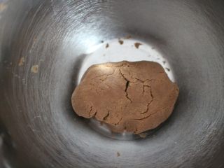 6、巧克力豆玛格丽特饼干,带上一次性手套，将面团抓匀到看不见干粉为止