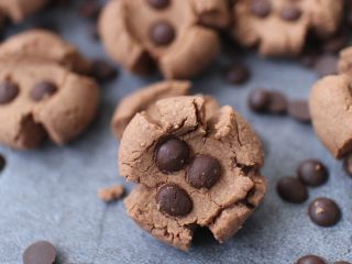 12、巧克力豆玛格丽特饼干,成品，烤好的饼干等完全冷却后在吃。因为刚出炉会有点软