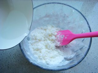 3、卡通冰皮月饼,倒入面粉中，边倒边搅拌。