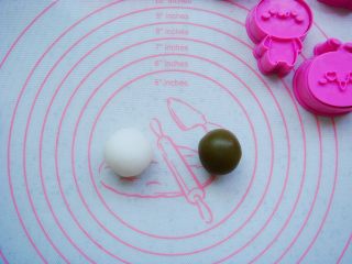 7、卡通冰皮月饼,面团22克，抹茶莲蓉馅20克，团成小球。