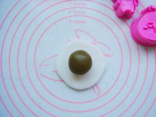 8、卡通冰皮月饼,面团擀片状，放入馅料。