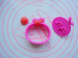 11、卡通冰皮月饼,模具头部填入红色面团。