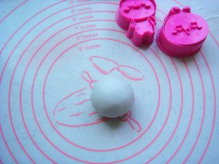 10、卡通冰皮月饼,捏紧收口向下放。