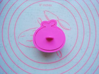 13、卡通冰皮月饼,放上卡通花片向下压。多余的边角可用竹签协助去掉。