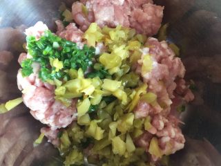 1、最爱鲜肉月饼,肉馅儿提前拌好（榨菜少许，纯鲜肉也可）