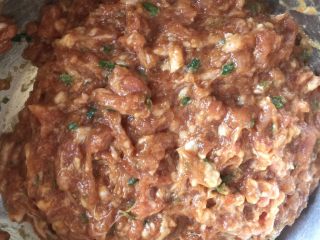 2、最爱鲜肉月饼,拌好的馅儿可以先放冰箱冷冻一下