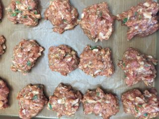 3、最爱鲜肉月饼,肉馅分成同等份量放入冷冻冰箱备用