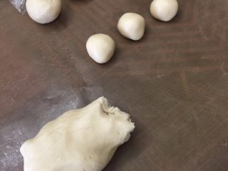 4、最爱鲜肉月饼,将1.部分和2.部分分别揉成面团后 静置20-30分钟！！接着分成同等数量每个剂子同等份量（面粉为中筋粉）