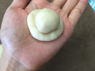 5、最爱鲜肉月饼,将2.油心部分包入1.部分的水油皮里