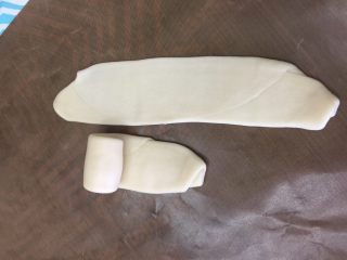 8、最爱鲜肉月饼,然后擀长后卷起来