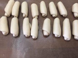 11、最爱鲜肉月饼,全部擀好后 准备包馅儿（要盖保鲜膜的，整个过程我没有停顿）