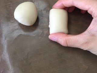 12、最爱鲜肉月饼,捏成圆形（注意一定是最光的那面朝上）