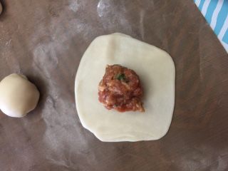 13、最爱鲜肉月饼,接着擀开后 将肉馅儿拿出来包进去