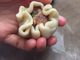 15、最爱鲜肉月饼,左手变小碗状（托住面团）