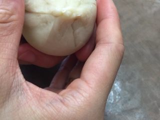 16、最爱鲜肉月饼,将收口收紧