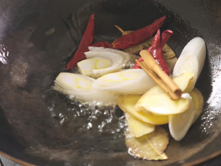 5、地锅鸡【曼食慢语】,下葱段、姜片、八角、桂皮、香叶、干辣椒，翻炒出香味
