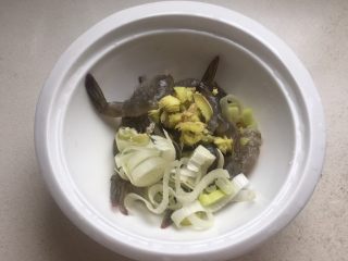 5、黄瓜酿虾（清蒸）,虾仁放少许盐、生抽、料酒，京葱，姜碎腌制。