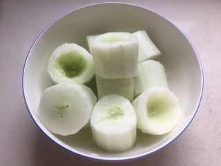 9、黄瓜酿虾（清蒸）,撒少许盐腌制一会杀水，把腌出的水分控干。