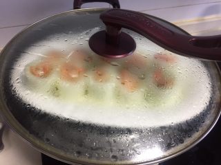 11、黄瓜酿虾（清蒸）,锅里放半锅水，放上蒸架，大火烧开后放入盘子，大火蒸两分钟转中大火蒸八分钟，关火焖两分钟揭盖。