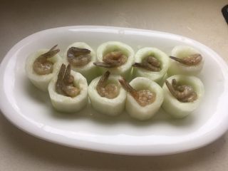10、黄瓜酿虾（清蒸）,每段黄瓜上放一个虾仁，我这次买的虾不大，有的就放了两个。