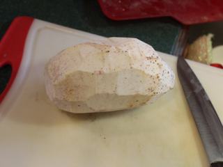 2、台南芋签粿,将芋头去皮。削芋头要不能沾水以免手痒。如果手痒可以抹醋或火烤去痒。