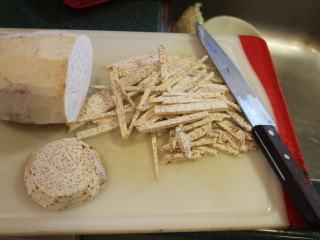 3、台南芋签粿,芋头刨丝或切丝备用。