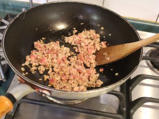 6、台南芋签粿,再放入绞肉，炒至绞肉变白。
