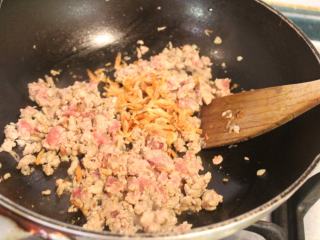 7、台南芋签粿,放入樱花虾炒一下