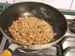 8、台南芋签粿,加入酱油、米酒、胡椒粉、五香粉、盐及香菇水调味，起锅放置一旁备用。