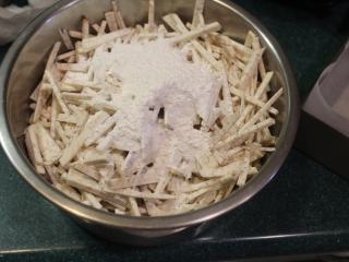 9、台南芋签粿,将芋头丝与地瓜粉均匀混合