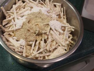 10、台南芋签粿,加入炒肉燥所产生的肉汁和两大匙水拌匀。