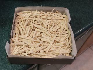 11、台南芋签粿,蒸皿先铺上烤盘纸，将拌匀后的芋头丝放入蒸皿中，稍稍压实。