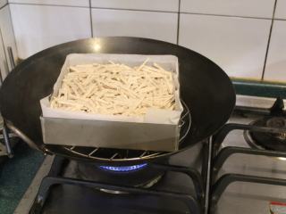 12、台南芋签粿,大火将蒸锅煮出蒸气，放入芋头。