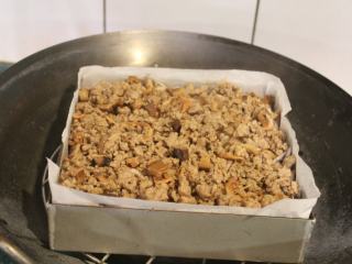 14、台南芋签粿,掀开盖子，将炒好的肉燥平铺在芋头糕上。盖上盖子，再蒸2分钟。