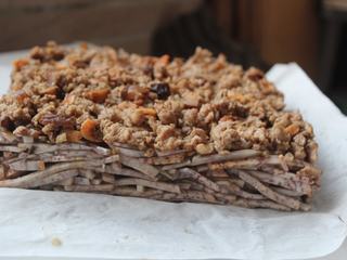 16、台南芋签粿,稍稍放凉，再将芋头糕脱模。