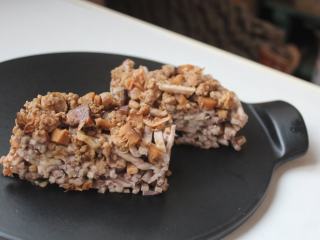 17、台南芋签粿,切成适合食用的长方小块。Q软有咬劲有口感的芋香糕，配上上层香酥够味的肉燥，是令人一次要吃上几块的台南小吃。