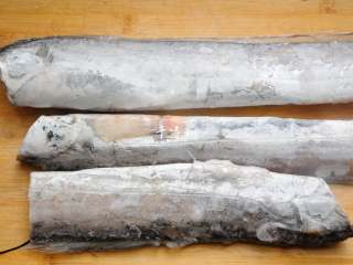 1、红烧带鱼最经典最家常的做法 可当热菜也可是冷盘 味道都一样好,冷冻的带鱼从冰箱内取出，自然解冻，冷冻的鱼类解冻的时候最好不要用热水去冲洗，会让鱼肉变的比较易碎，自然化开最好，或者是用冷水冲一下。