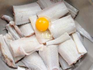 5、红烧带鱼最经典最家常的做法 可当热菜也可是冷盘 味道都一样好,撒一勺盐，小半勺白胡椒粉，一个小点的鸡蛋。