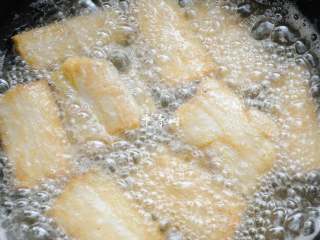 7、红烧带鱼最经典最家常的做法 可当热菜也可是冷盘 味道都一样好,翻面后把另一面也炸制到金黄。