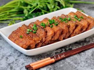 12、红烧带鱼最经典最家常的做法 可当热菜也可是冷盘 味道都一样好,经典又家常的红烧带鱼成品。