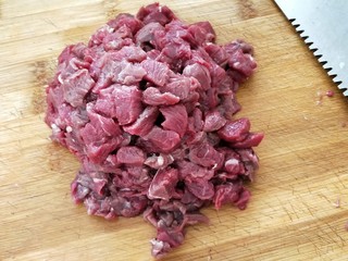 1、＃辣味＃香菇牛肉酱,牛肉洗干净，1厘米宽的粗条，再切1厘米见方的小块。可冷冻后切比较容易