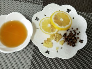 2、＃辣味＃香菇牛肉酱,花椒，姜片，柠檬切2片，料酒