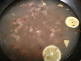 3、＃辣味＃香菇牛肉酱,锅里加水，仅图2的材料煮开，放牛肉粒焯煮，大片粘稠物时捞出冲洗干净