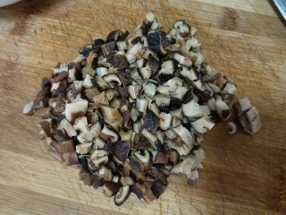 4、＃辣味＃香菇牛肉酱,干香菇泡发好，切丁备用，同牛肉粒大小相同