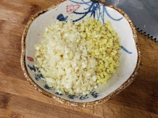 5、＃辣味＃香菇牛肉酱,姜蒜切末备用