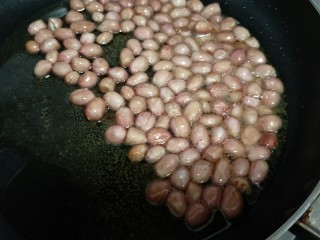 6、＃辣味＃香菇牛肉酱,花生米泡2分钟捞出控水，冷油入锅，小火慢炸，直到叭叭声响捞出