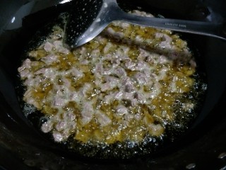 7、＃辣味＃香菇牛肉酱,牛肉入锅炸至变色捞出