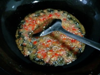 8、＃辣味＃香菇牛肉酱,另起油锅，倒大量的菜籽油烧热，放小米辣椒炸一会儿